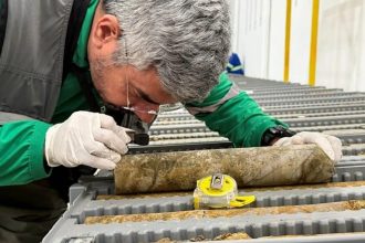 Mineradora australiana identifica alto teor de terras raras em novo projeto de exploração no Sul de MG