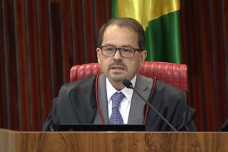 Ministro do TSE impede Nunes Marques de suspender canal 'Exército do Lula' sem aval do plenário
