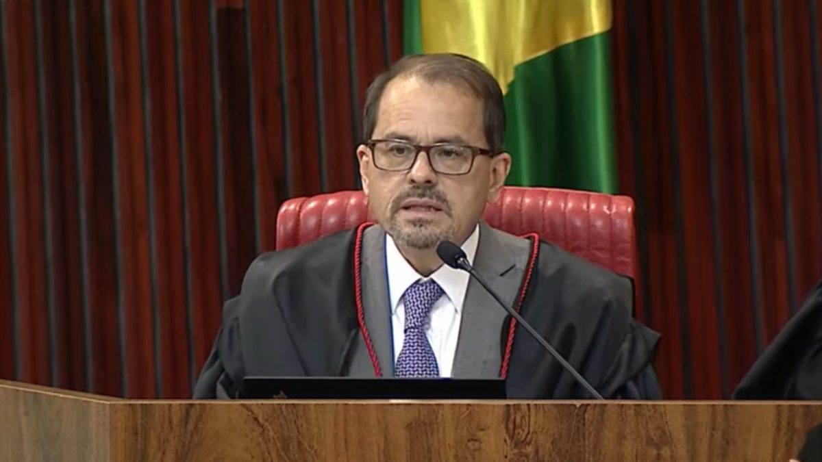 Ministro do TSE impede Nunes Marques de suspender canal 'Exército do Lula' sem aval do plenário