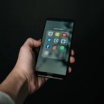 Modelo de plataformas digitais dificulta acesso universal à informação