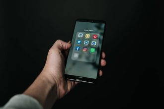 Modelo de plataformas digitais dificulta acesso universal à informação