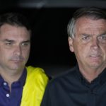 Moraes autoriza retomada de visitas de Flávio ao ex-presidente Jair Bolsonaro