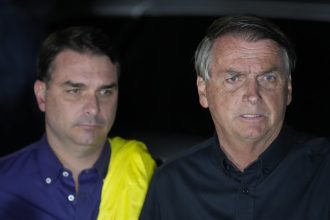 Moraes autoriza retomada de visitas de Flávio ao ex-presidente Jair Bolsonaro
