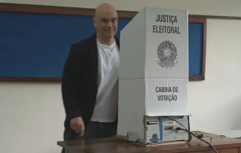 Moraes vota em São Paulo e elogia sistema eleitoral