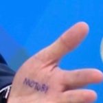 “Motoboy”: Flávio repete estratégia de Bolsonaro e usa cola na mão