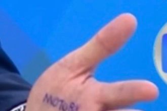 “Motoboy”: Flávio repete estratégia de Bolsonaro e usa cola na mão