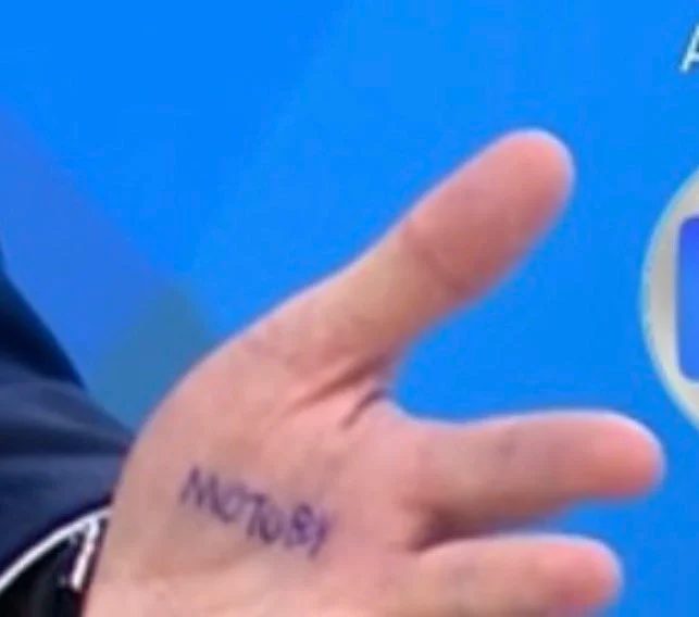 “Motoboy”: Flávio repete estratégia de Bolsonaro e usa cola na mão
