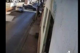 Motociclista fica ferida após ser atingida por caminhonete em cruzamento no Centro de Montes Claros; VÍDEO