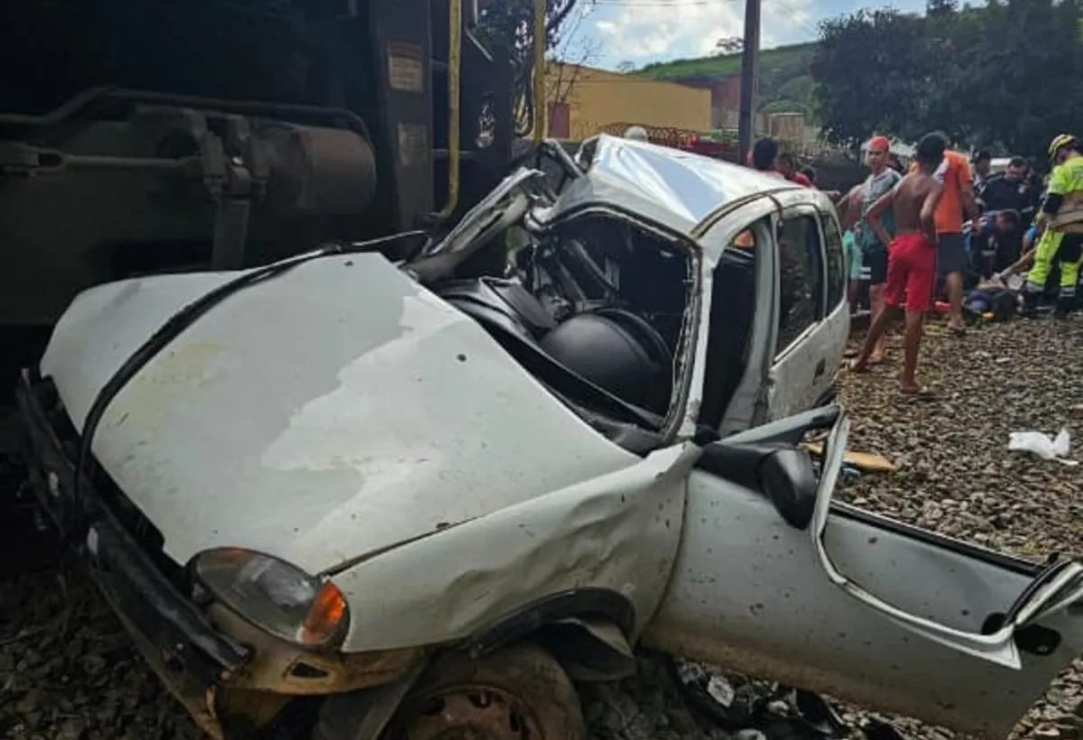 Motorista de carro atingido por trem segue em estado grave e será transferido em Juiz de Fora