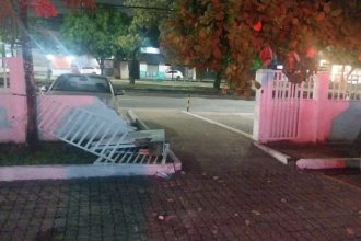 Motorista é preso após derrubar parte do muro de delegacia durante fuga em Manaus