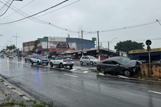 Motorista fica ferido após bater carro contra muro de viaduto em Americana