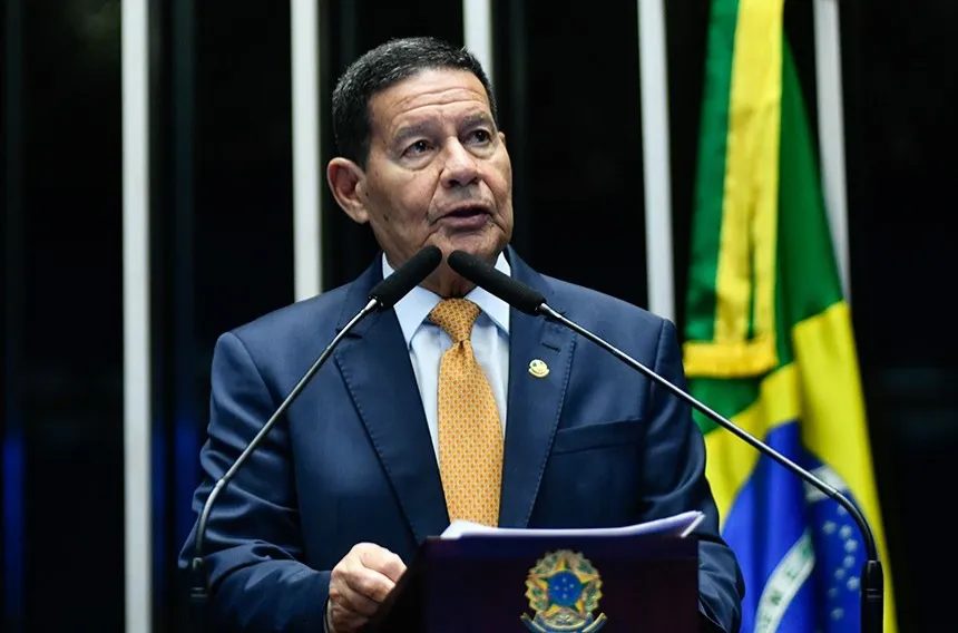 Mourão compara Lula a Biden