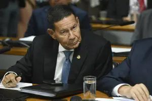 Mourão é o único senador a votar contra o fim da escala 6×1