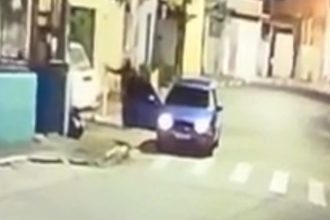 Mulher baleada em ataque a Kombi morre em hospital; motorista também morreu em Ferraz de Vasconcelos