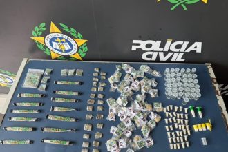 Mulher é presa suspeita de tráfico de drogas em Angra dos Reis