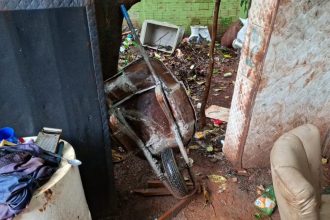 Mulher encontrada desacordada dentro de saco de cal ingeriu material tóxico e sofreu ferimentos
