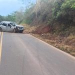 Mulher morre após carro bater em barranco na MG-108, em Lajinha