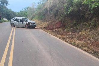 Mulher morre após carro bater em barranco na MG-108, em Lajinha