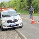 Mulher morre asfixiada por capacete após bater motocicleta contra cavalo em Piracicaba