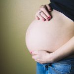 Mulher que foi barriga solidária do irmão deve receber salário-maternidade, decide Justiça no RS