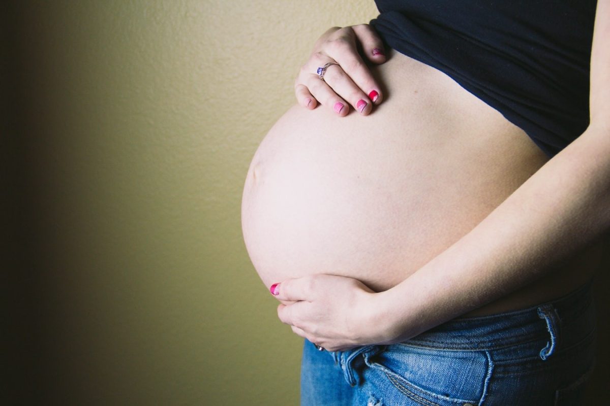Mulher que foi barriga solidária do irmão deve receber salário-maternidade, decide Justiça no RS
