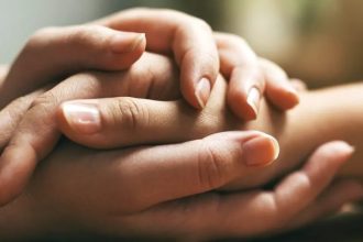 Mulheres são mais inteligentes emocionalmente que homens? Estudo revela diferenças