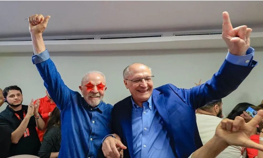 Na Avenida Paulista, Lula diz que quarto mandato é ‘fato histórico que deve ao povo brasileiro’