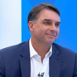 Na “Globo”, Flávio cita Huck e Fred Kachar para defender “Dark Horse”