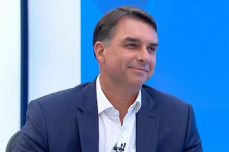 Na “Globo”, Flávio cita Huck e Fred Kachar para defender “Dark Horse”