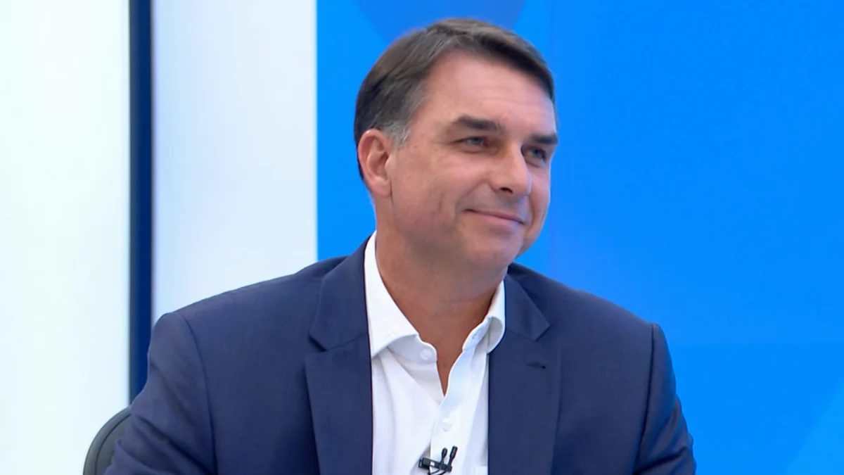Na “Globo”, Flávio cita Huck e Fred Kachar para defender “Dark Horse”