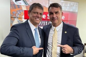 Na reta final, Tarcísio coordena mobilização de mais de 90 atos pró-Flavio em SP