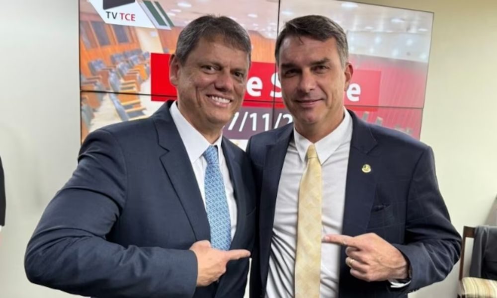 Na reta final, Tarcísio coordena mobilização de mais de 90 atos pró-Flavio em SP