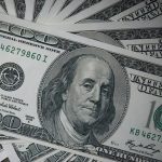 Na semana decisiva da eleição, dólar recua e bolsa sobe com debate Flávio X Lula
