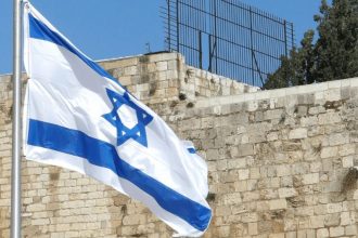 Netanyahu segue como primeiro-ministro interino após eleição sem maioria
