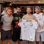 Neymar almoça com Philippe Coutinho, Gabigol e mais 'parças' em churrascaria de Santos