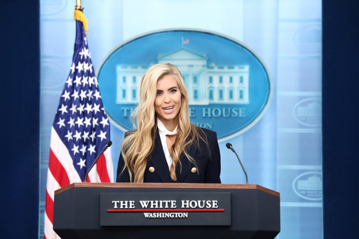 Nova porta-voz da Casa Branca confunde Trump com marido e diz que queria 'há tempos' trabalhar para o presidente dos EUA