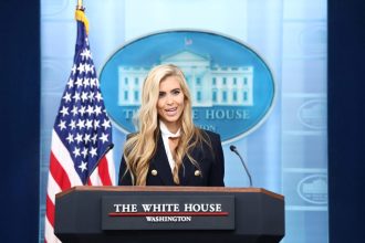 Nova secretária de imprensa de Trump minimiza potencial da China por falta de 'banheiros adequados'