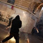 Novos protestos reúnem mais de 300 mil na França e terminam em confrontos com a polícia em Paris