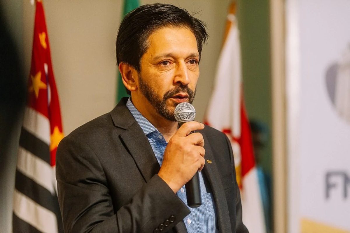 Nunes evita comentar fuga de Flávio e cobra promessas de Lula