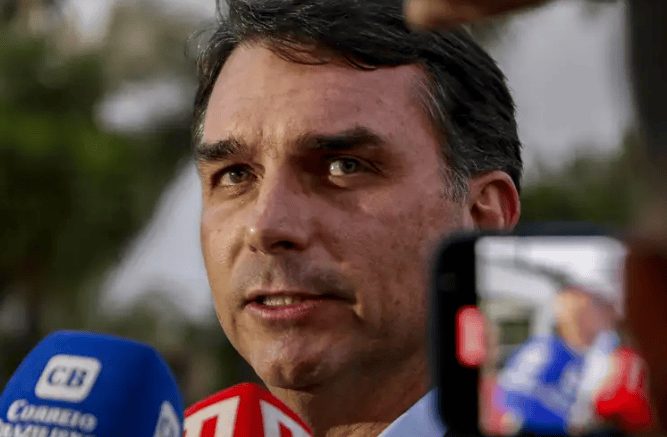 O que Flávio Bolsonaro diz sobre o fim da escala 6×1?