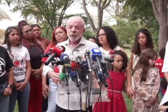 'O que não pode é o presidente da Corte Eleitoral ter lado na política', diz Lula
