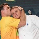 O reencontro de Flávio com Bolsonaro