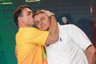 O reencontro de Flávio com Bolsonaro