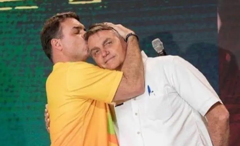 O reencontro de Flávio com Bolsonaro