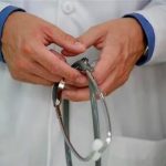 'OAB da Medicina': Congresso aprova lei que prevê obrigatoriedade de prova para médicos