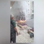 Ônibus pega fogo em Copacabana e provoca interdição de rua no Rio