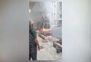 Ônibus pega fogo em Copacabana e provoca interdição de rua no Rio