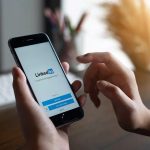 'Open to love': por que tem gente usando o LinkedIn para flertar? Veja riscos de paquerar por lá