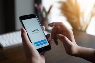 'Open to love': por que tem gente usando o LinkedIn para flertar? Veja riscos de paquerar por lá