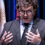 Oposição exige explicações do governo de Milei por fuga de Flávio Bolsonaro pela Argentina